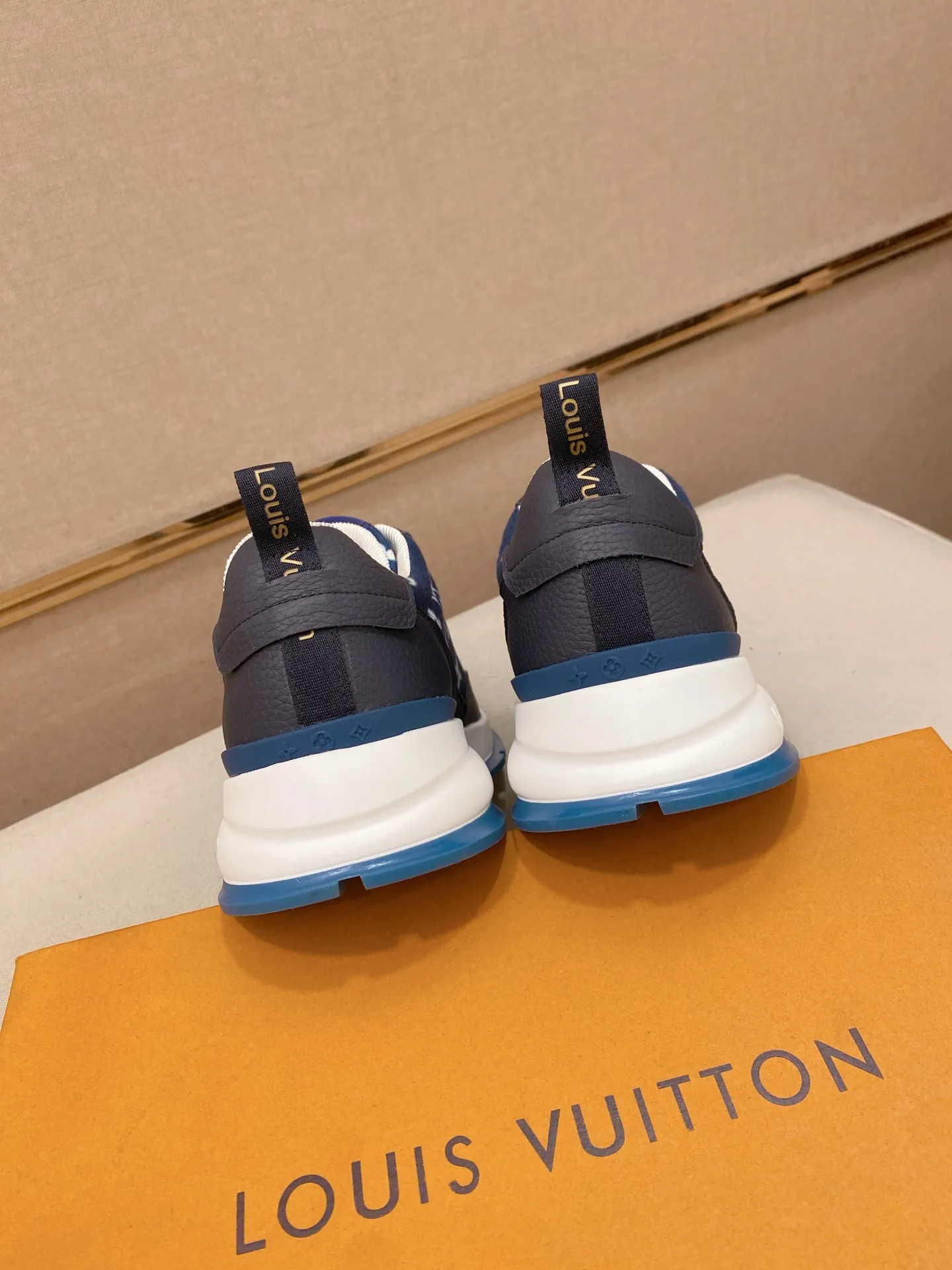 Factory price: 442💰🎉🎉LV~Louis Vuitton trendy men's shoes, new shipments, latest matching, same style as the official website, super high quality, best-selling season [strong][strong][strong] Selected first-layer cowhide, comfortable and breathable mesh lining, original last, comfortable on the feet, wear-resistant rubber outsole, size: 38-44.
